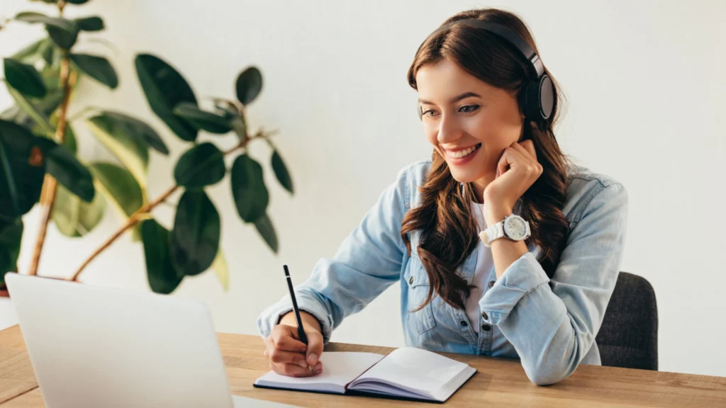 Docente che parla durante un webinar online con partecipanti collegati, simbolo di formazione e condivisione digitale.