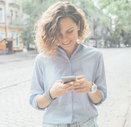 Persona che ascolta audio su smartphone — allenamento audio di WellClick per benessere e crescita