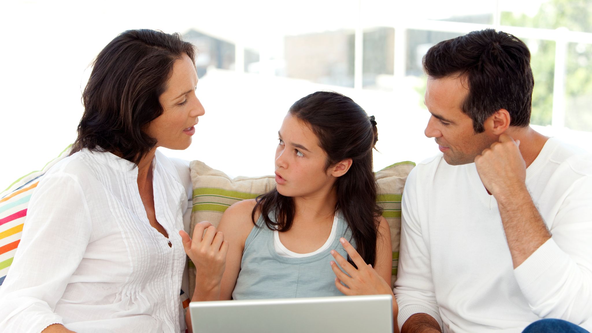 Famiglia serena che costruisce benessere ed equilibrio insieme – Progetto Zero Scuse