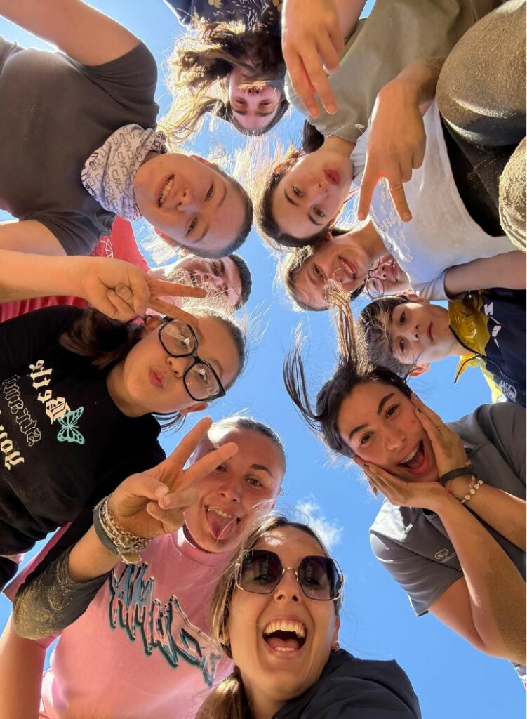 Ragazze del percorso Young che partecipano a un’attività formativa per la crescita personale e relazionale