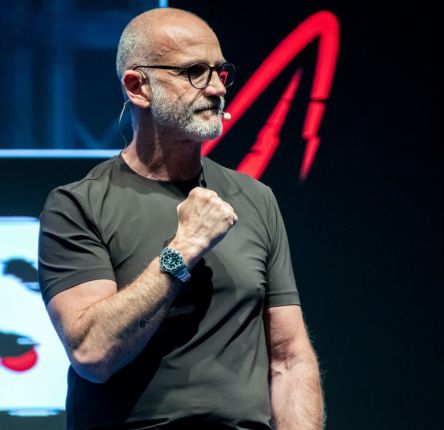 Antonio Pipio sul palco durante un intervento formativo – esperto in Neuroscienze Cognitive e comportamentali e co-founder di Health Coaching Academy