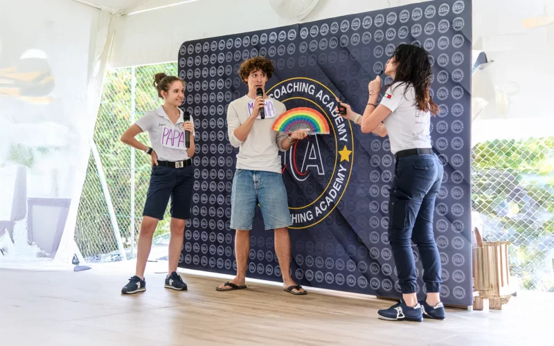 Ragazzi sul palco durante uno spettacolo teatrale.