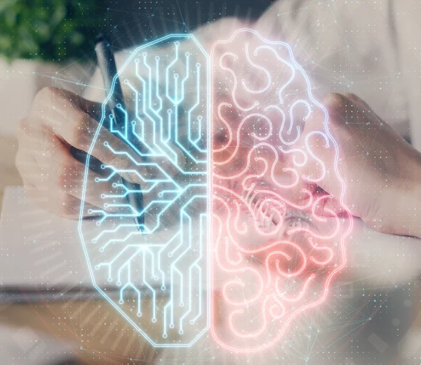 Illustrazione di un cervello metà digitale e metà biologico sovrapposto a una persona che scrive, simbolo dell’integrazione tra mente razionale ed emozionale.