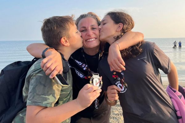 Famiglia serena che partecipa al percorso Zero Scuse per migliorare dialogo, equilibrio e benessere